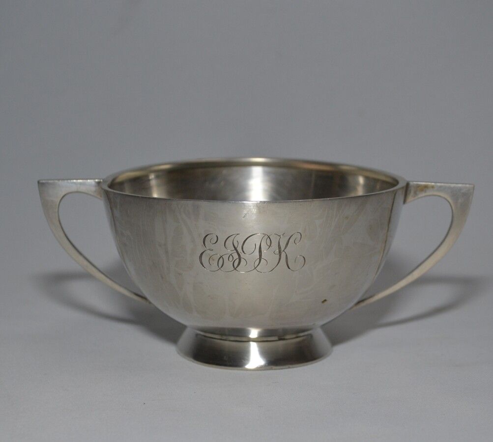Null 普通银杯，有两个把手，编号为

英文作品

高：6.3厘米 宽：15.5厘米 重量：108克