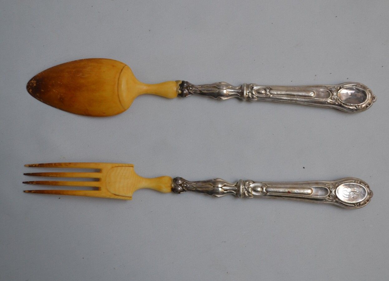 Null 沙拉刀具，银质手柄，刻有图案

密涅瓦

长：29厘米（对手柄的意外，冲击）。
