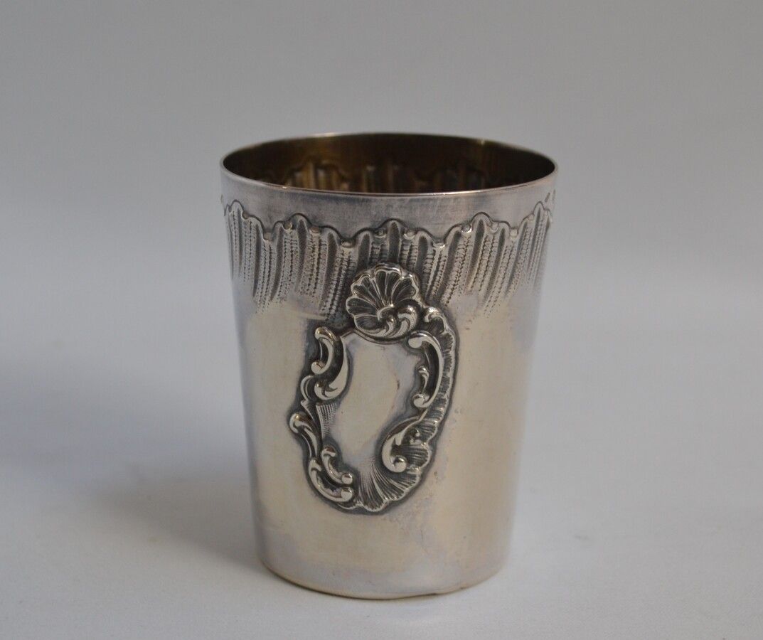 Null TIMBALE aus Silber, verziert mit einer Rocaillekartusche

Minerva. Goldschm&hellip;