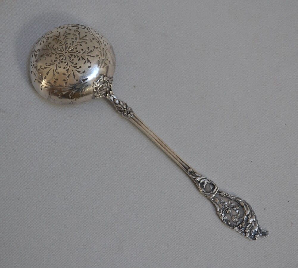 Null 银色的SAUPOUDRER 勺子

密涅瓦。金匠：Jules GRANVIGNE

长：21厘米 重量：68克