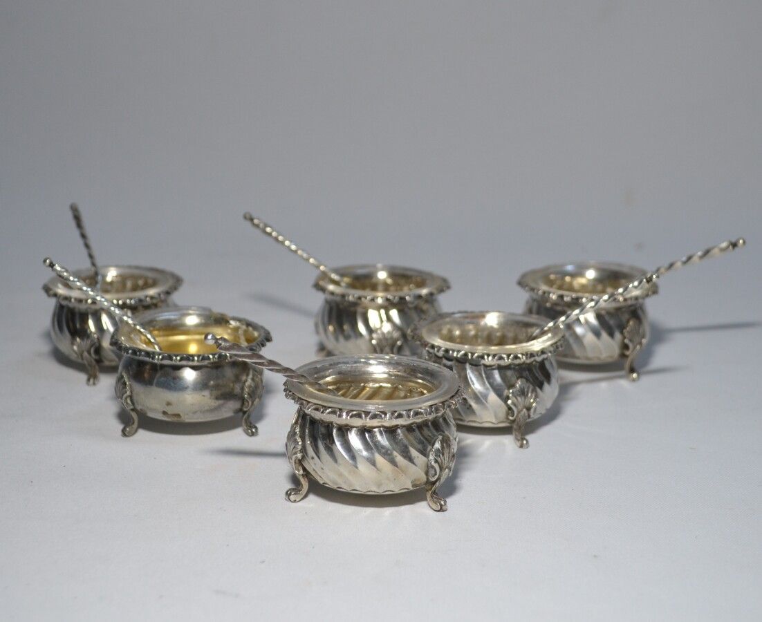 Null Conjunto de cinco SALONES de plata decorados con gallardetes retorcidos que&hellip;