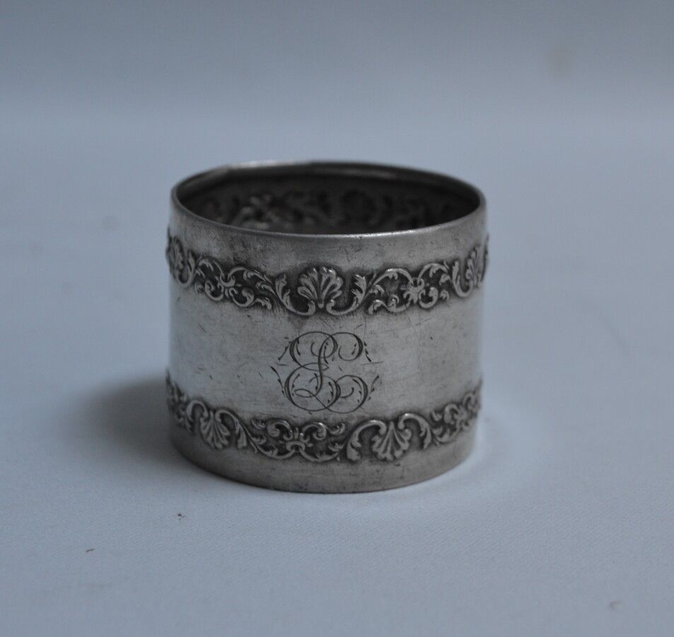 Null Portatovaglioli in argento (800/1000) con decorazione a fregio, inciso

Min&hellip;