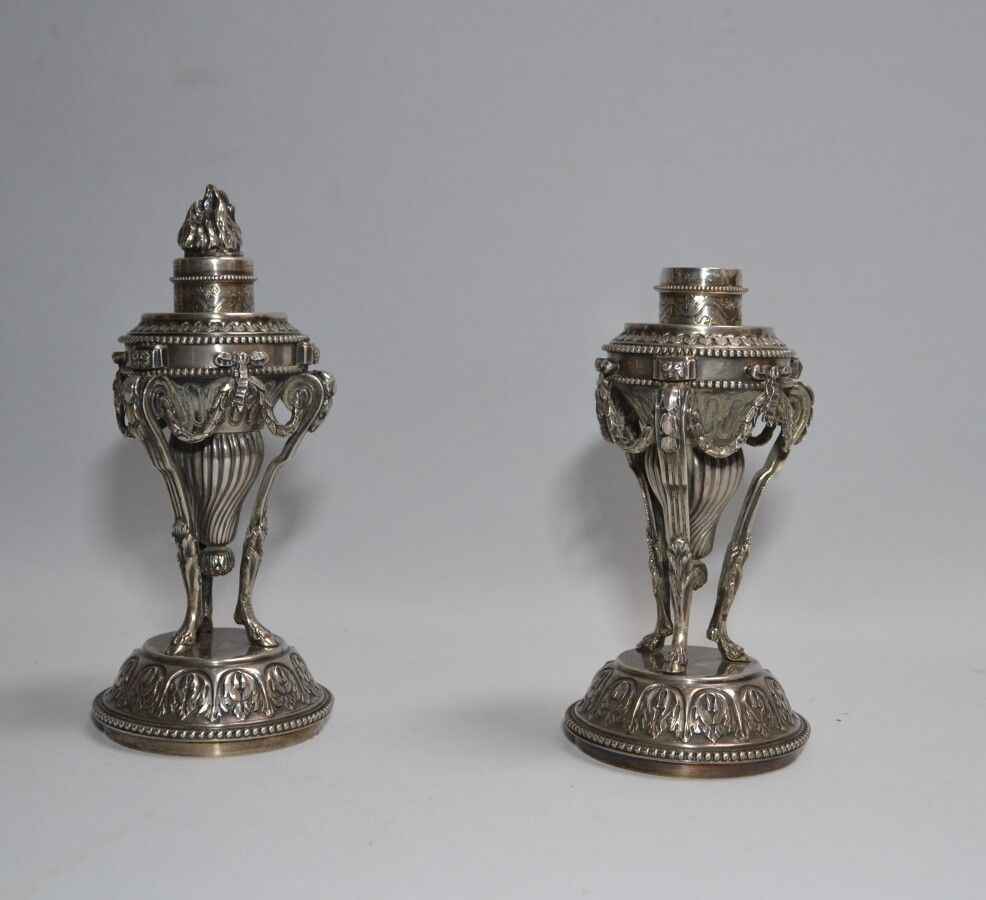 Null Coppia di CASSOLETTE in argento, la cassoletta poggia su tre gambe decorate&hellip;