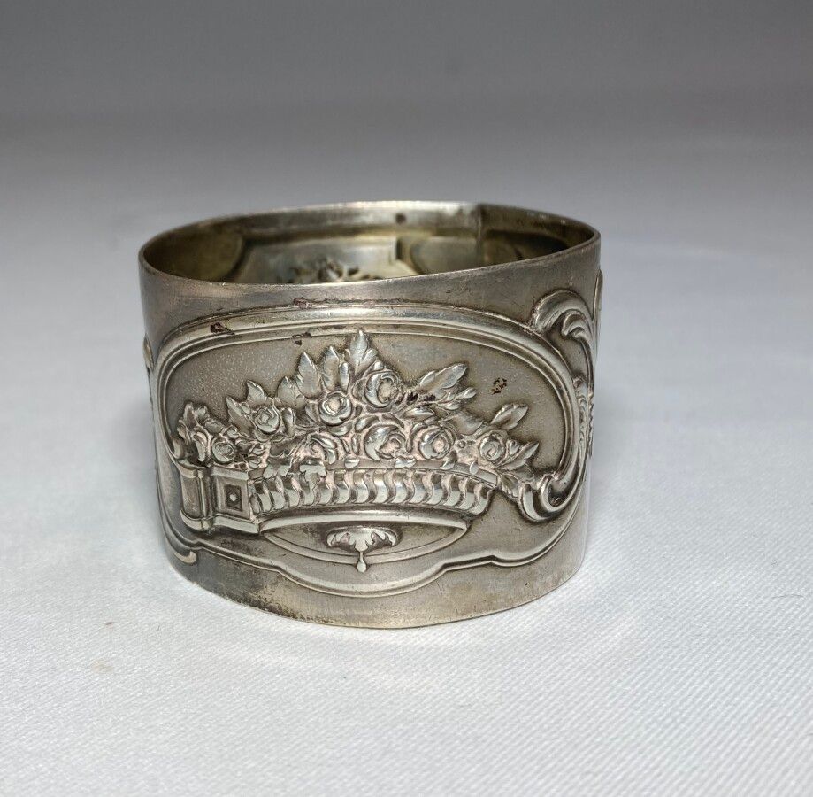 Null Silver napkin ring, engraved

H.: 3.6 cm Weight: 50 gr