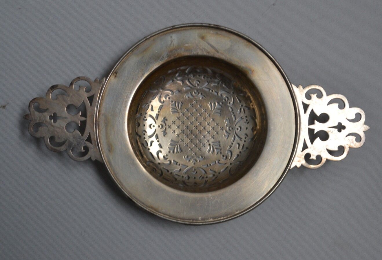 Null silver pass-through, with ears

English work, hallmarked with a weevil

L.:&hellip;