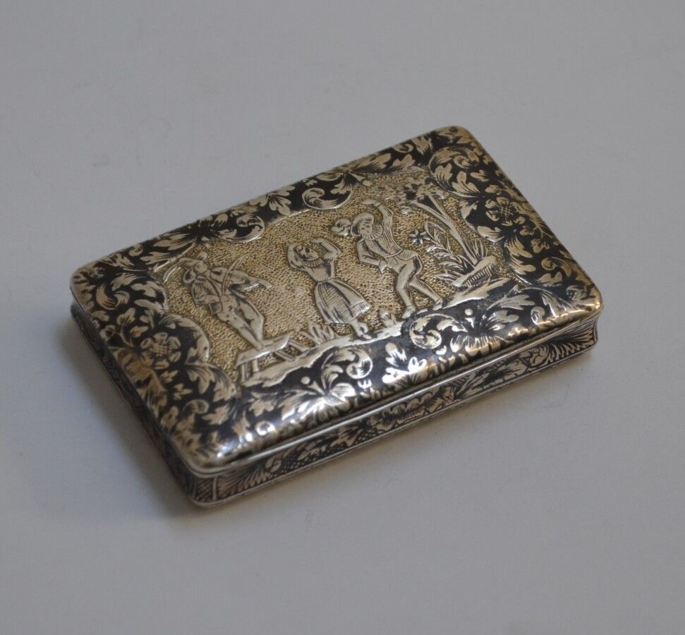 Null 一个银制的盒子，上面有部分镀镍的装饰，上面有叶子中的人物和叶子的保留。

巴黎，1819-1838年

1.5 x 7.5 x 5厘米 重量：74克