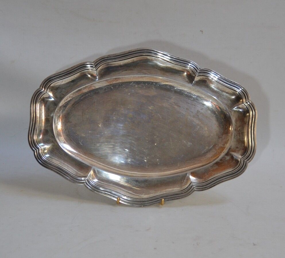 Null Piatto ovale in argento, motivo di contorni di filetti

Minerva

29 x 40,5 &hellip;