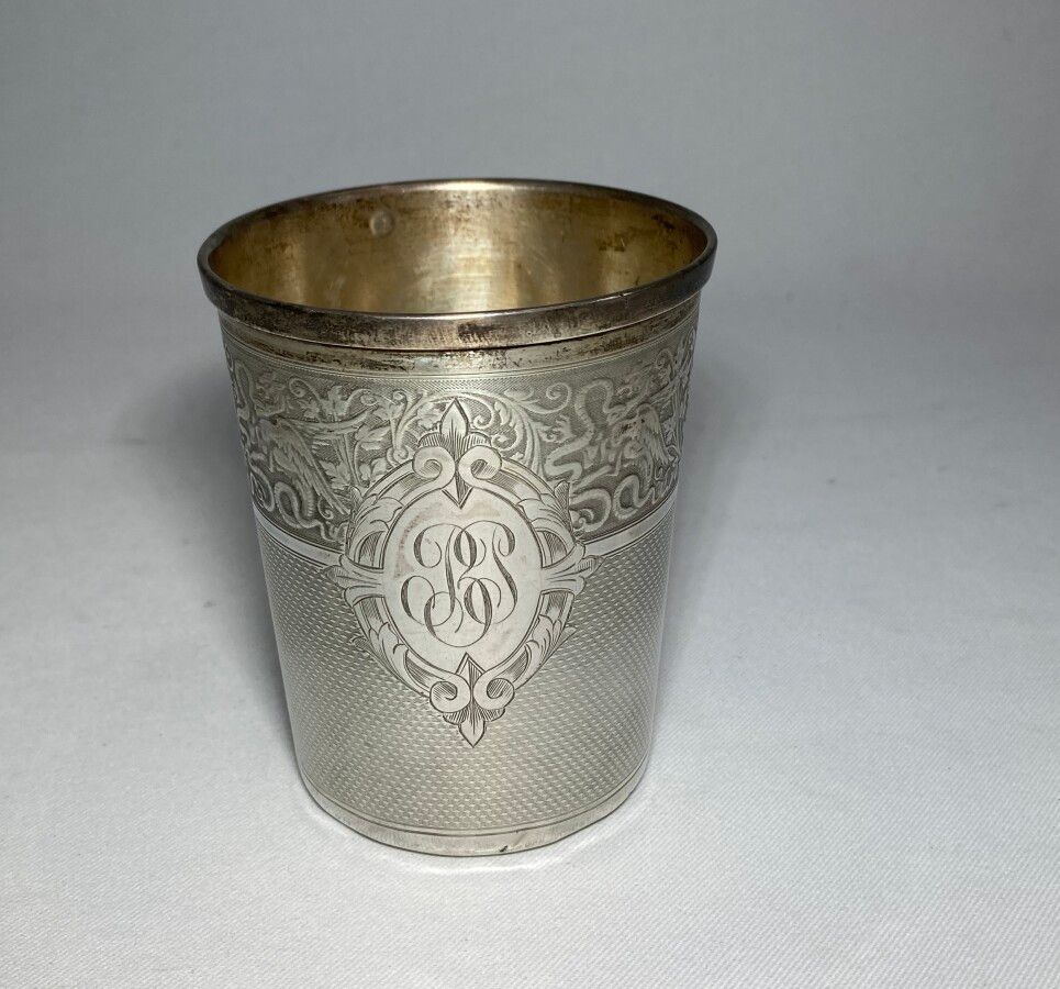 Null 银质TIMBALE，有阿玛蒂装饰，刻在一个徽章上

密涅瓦。Goldsmith: Ernest COMPERE (1868-1888)

高：8厘米 &hellip;