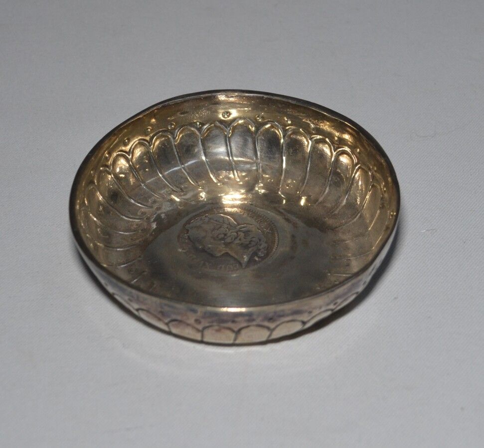 Null 银质葡萄酒的味道，中间有一枚融化的硬币

巴黎的卸货标记，1744-1750年

直径：9厘米 重量：66克(变形)