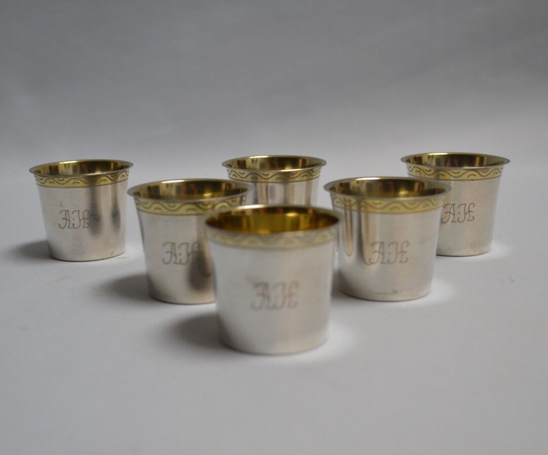 Null Set di sei GOBELET LIQUEUR in argento e argento dorato, inciso

Svezia, 194&hellip;