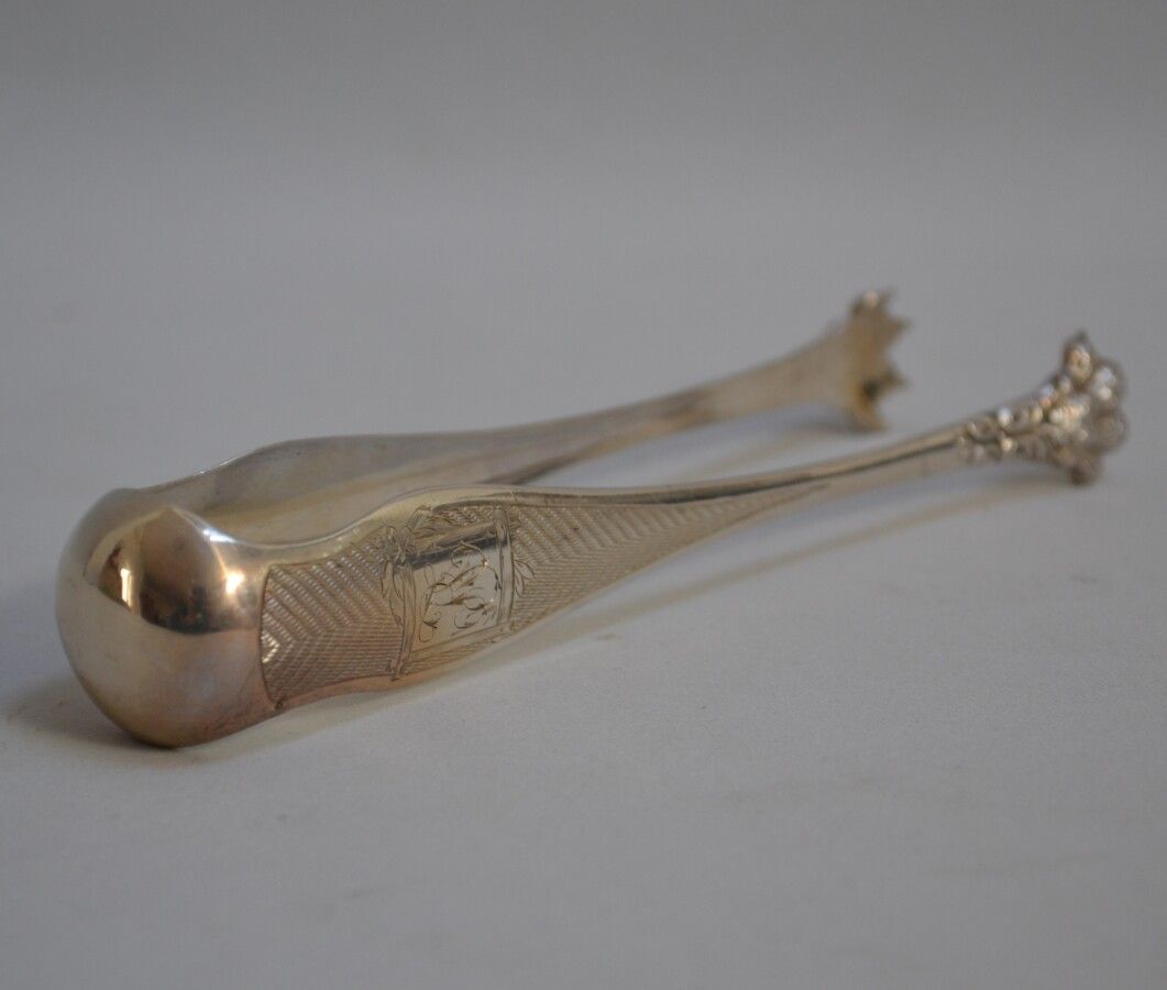 Null Silver SUGAR PEN, clawed handles, engraved

Minerva

L.: 14.5 cm Weight: 38&hellip;