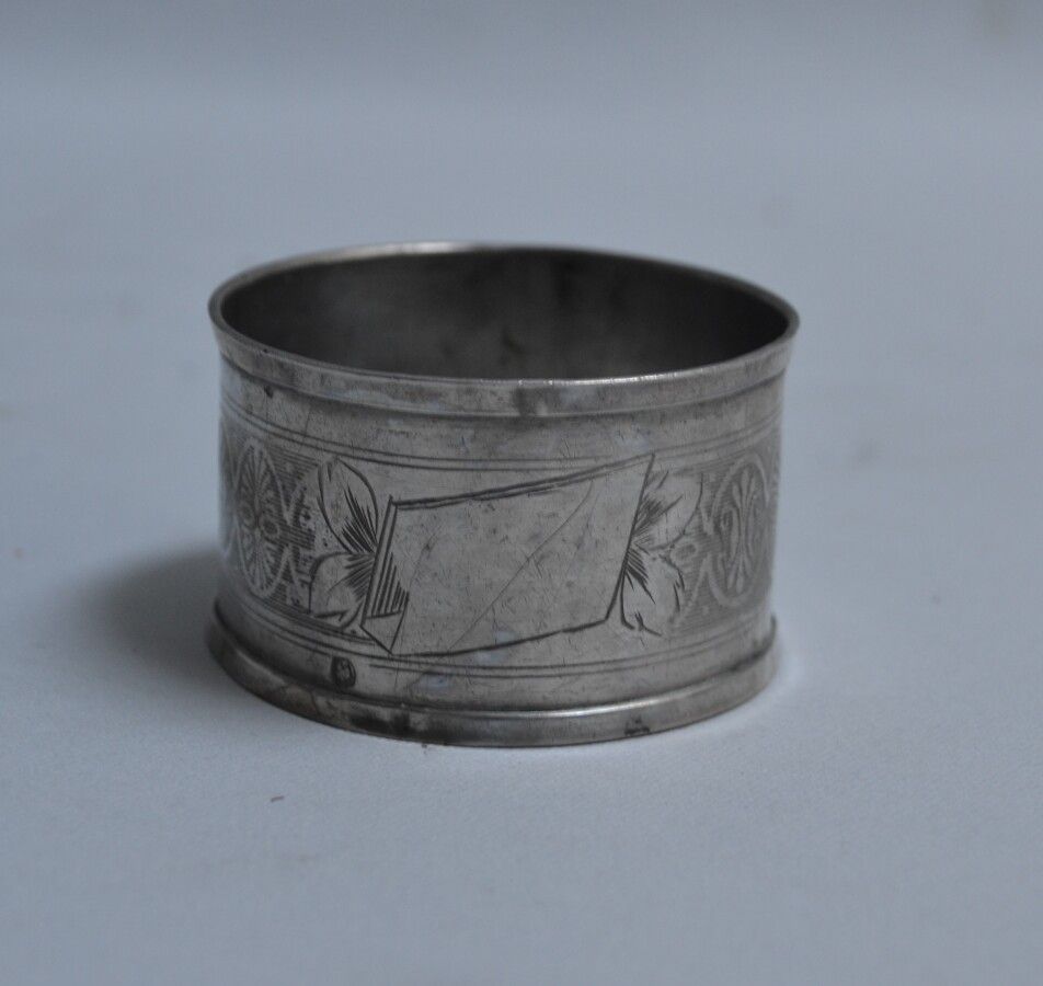 Null Silver napkin ring (800/1000th)

Minerva

H.: 3.2 cm Weight: 18 gr