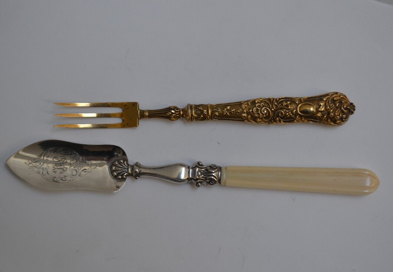 Null 鎏金和叉子的金叉，以及银和雕刻象牙的PEEL

密涅瓦

长：16.5和20.5厘米 毛重：58克
