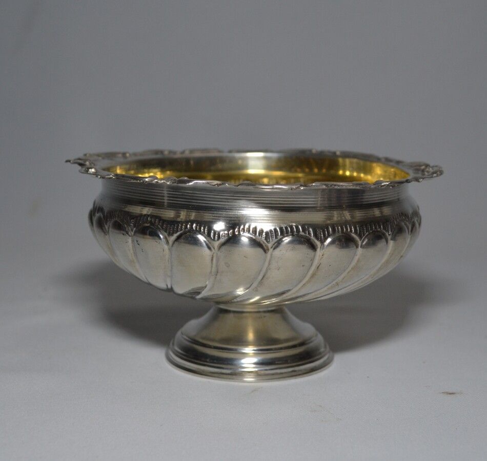 Null 银质(800/1000)座杯，有条纹和叶子的装饰，内部有镀金装饰

国外工作

高：6.7厘米 深：12.2厘米 重量：76克