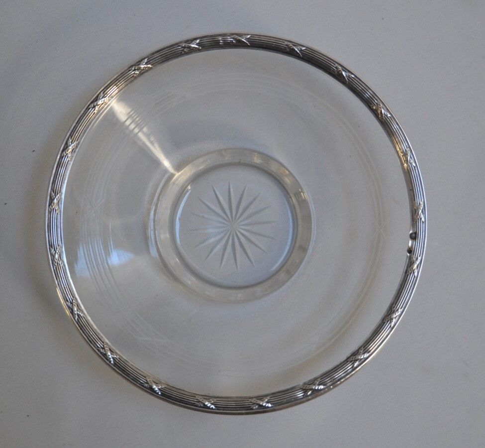 Null COUPELLE de cristal grabado, marco de plata con juncos de cinta

Minerva

D&hellip;