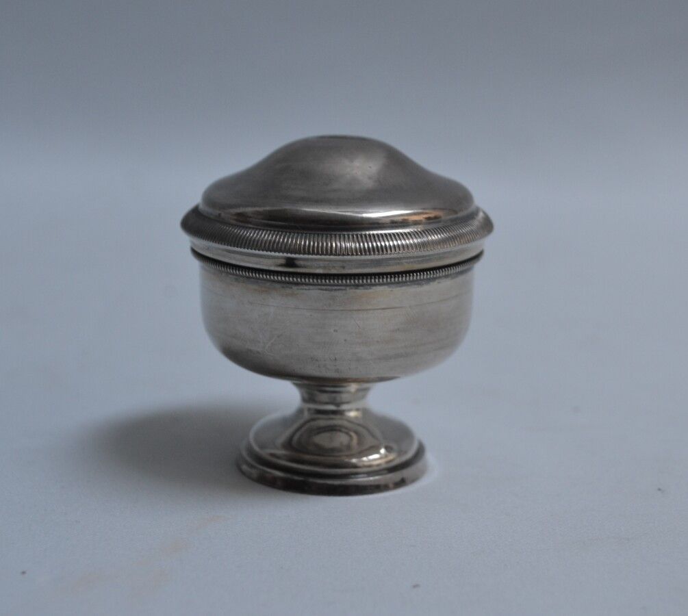 Null Silver PYXIDE on a pedestal, the inside with vermeil

Minerva

H.: 5.6 cm W&hellip;