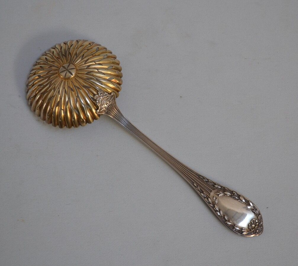 Null 银和银镀金的SUPOUDRER SPOON

米纳瓦-戈德史密斯：阿道夫-布伦格(1876-1899)

长：18.5厘米 重量：62克