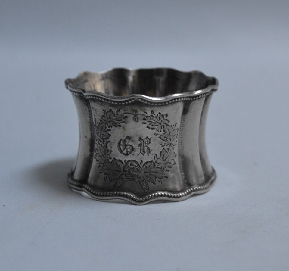 Null ROND DE SERVIETTE en argent (à bas titre), chiffré

H.:4 cm Poids: 30 gr