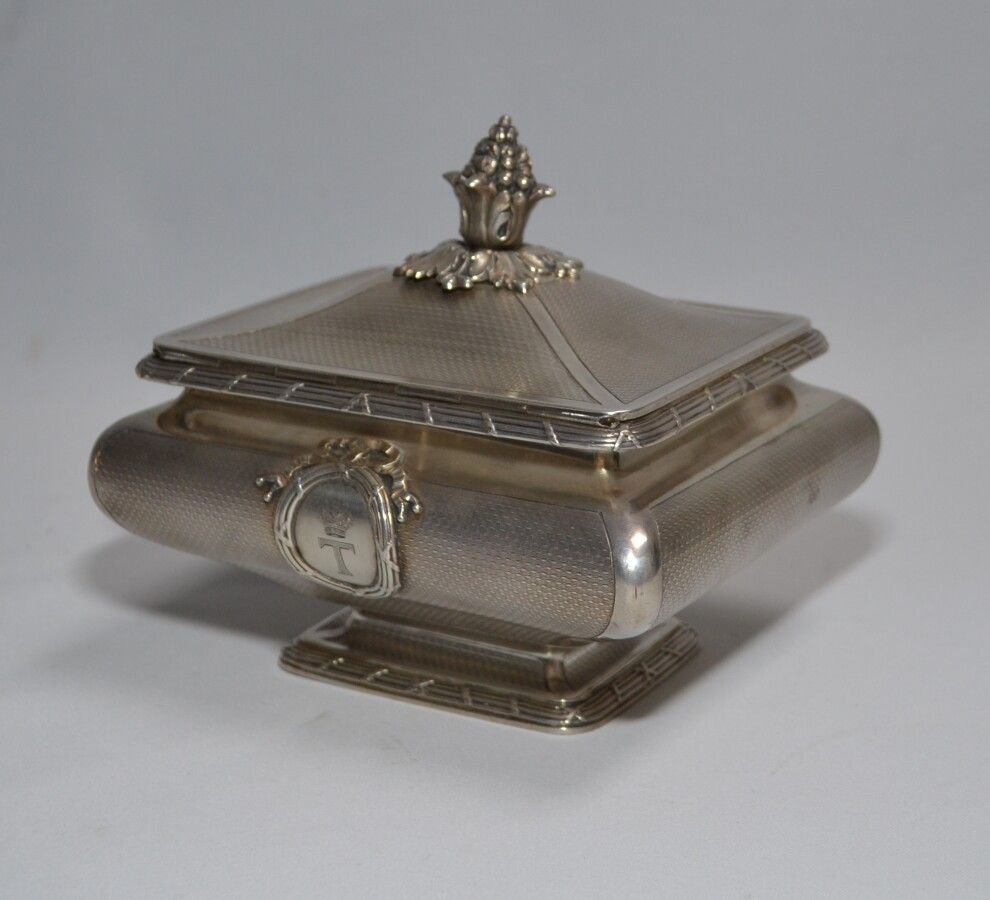 Null Una scatola di BISCOTTI ricoperta d'argento, incisa sotto una corona in un &hellip;