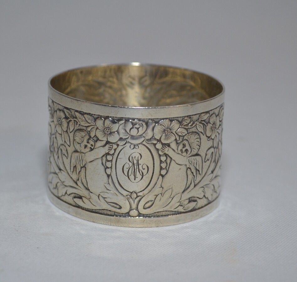 Null Silver napkin ring, engraved in a medallion held by angels

Minerva

H.: 3.&hellip;