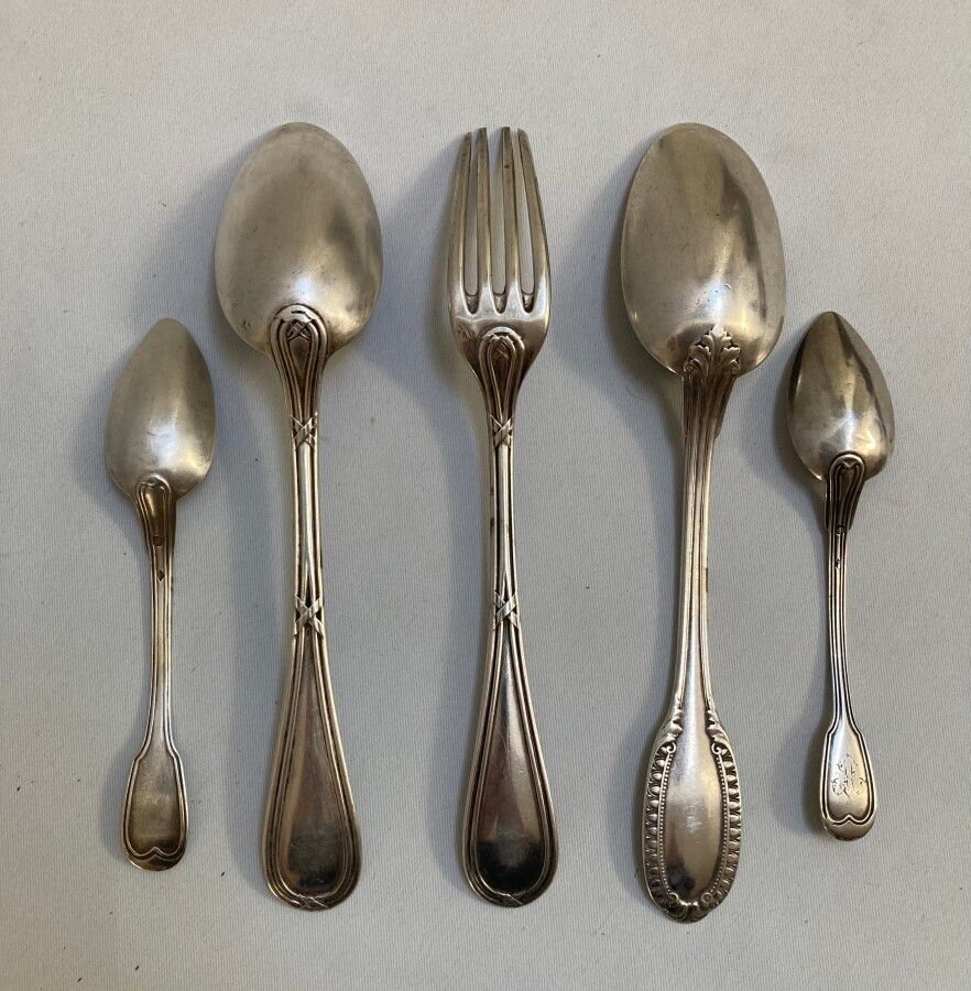 Null 一组银器，包括两个勺子，一个叉子和两个茶匙，不同的型号

密涅瓦

重量: 282克