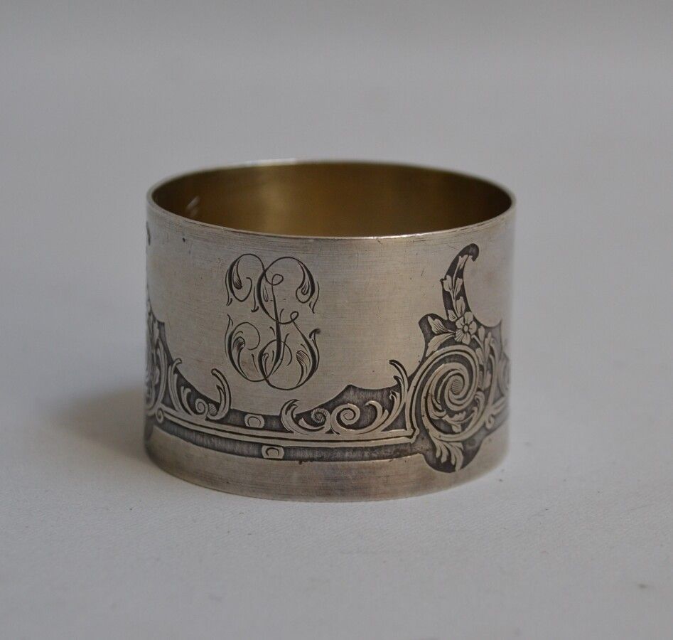 Null 银质餐巾环，刻有图案

密涅瓦。金匠：古斯塔夫-维拉(1894-1911)

重量：40克