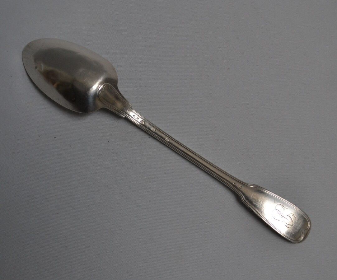 Null Cucchiaio RAGOUT in argento, modello a filetti, numerato

1809-1819

L.: 29&hellip;
