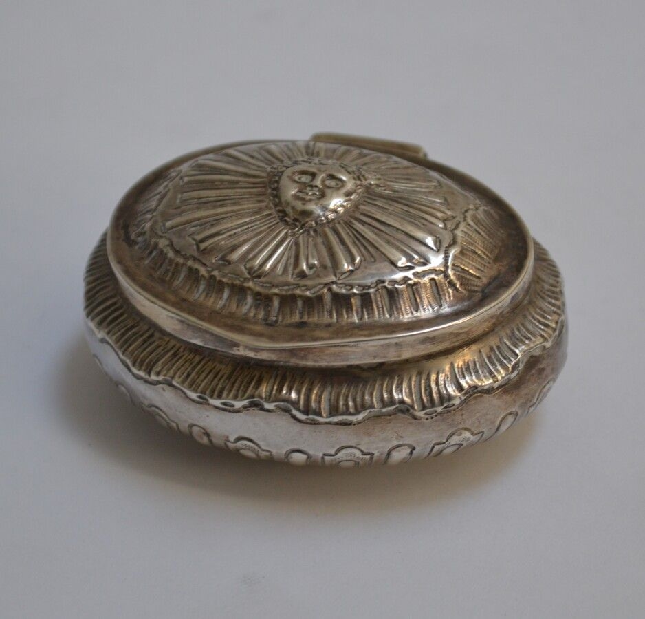 Null BOITE couverte en argent de forme ovale à décor d'une tête sur un fond rayo&hellip;