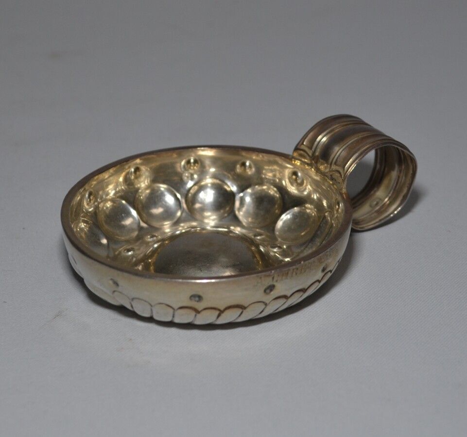 Null Silver wine cup decorated with cupules and twisted gadroons, the scroll han&hellip;