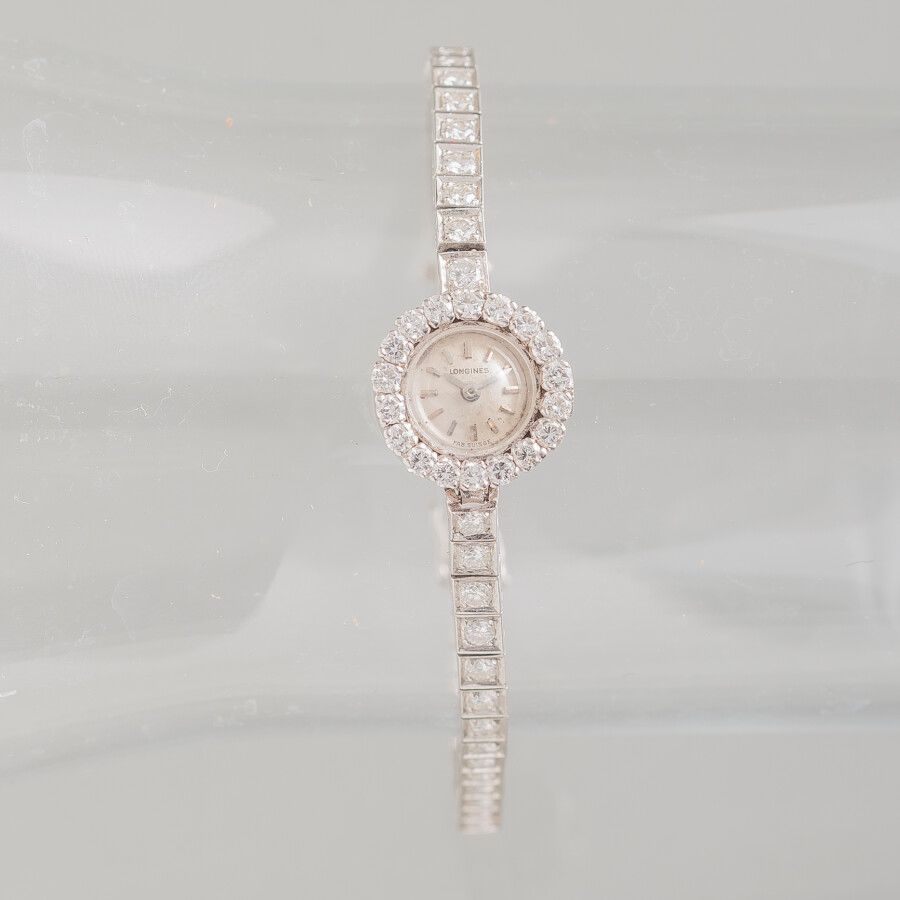Null 郎咸平

白金女式腕表，表圈镶有18颗钻石，表带镶有42颗小钻石，总重量21克。