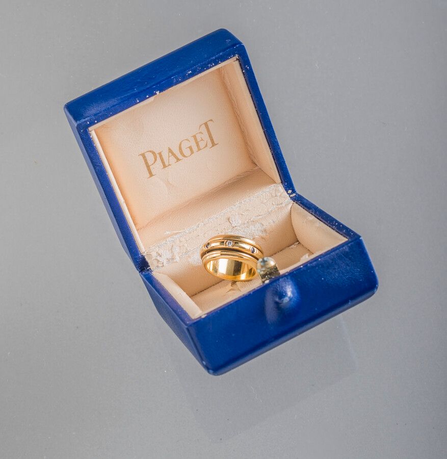Null PIAGET - 黄金戒指 "Possession "模型 - 手机戒指，交替镶嵌钻石和蓝宝石 - 签名 - 重量13.5克 - TDD 51/52，&hellip;