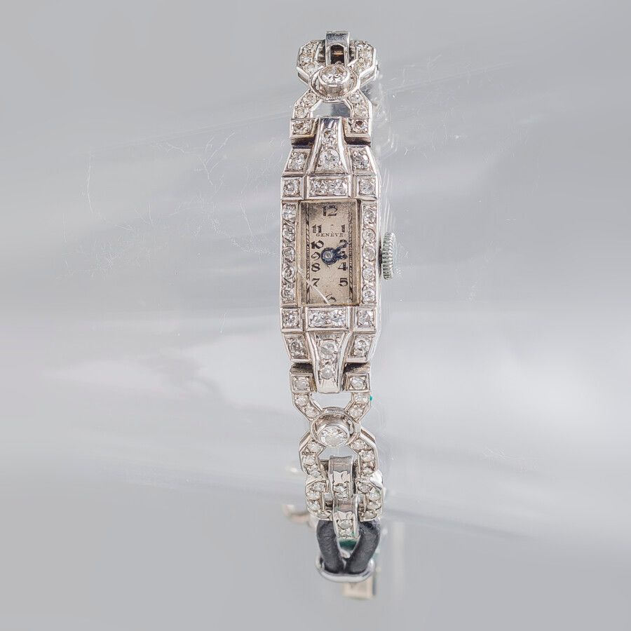 Null 铂金镶嵌8/8钻石的女士手表，表盘上标有日内瓦字样，玻璃已损坏，配皮表带和金属扣，总重17.2克，长14.5厘米，装饰艺术时期。