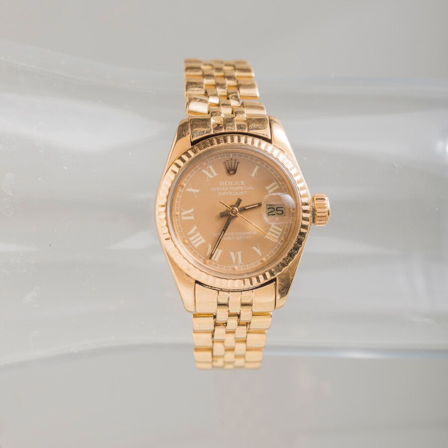 Null ROLEX, Datejust. 

Runde Damenuhr (Durchmesser: 26 mm) aus 750er Gelbgold. &hellip;