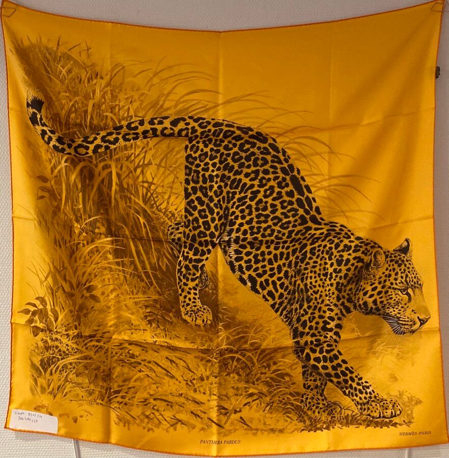 Null HERMES巴黎

"Panthera Pardus"，Robert Dallet著，2016年特别版

印刷的丝绸方块。

90 x 90 cm 新&hellip;