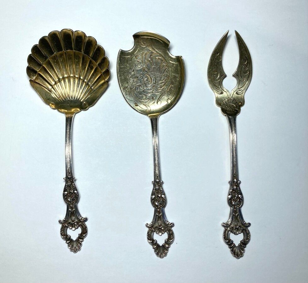 Null 三件银制和镀金的小四件餐具

密涅瓦。Goldsmith: Paul CANAUX et Cie (1892-1911)

长：13厘米 重量：56克