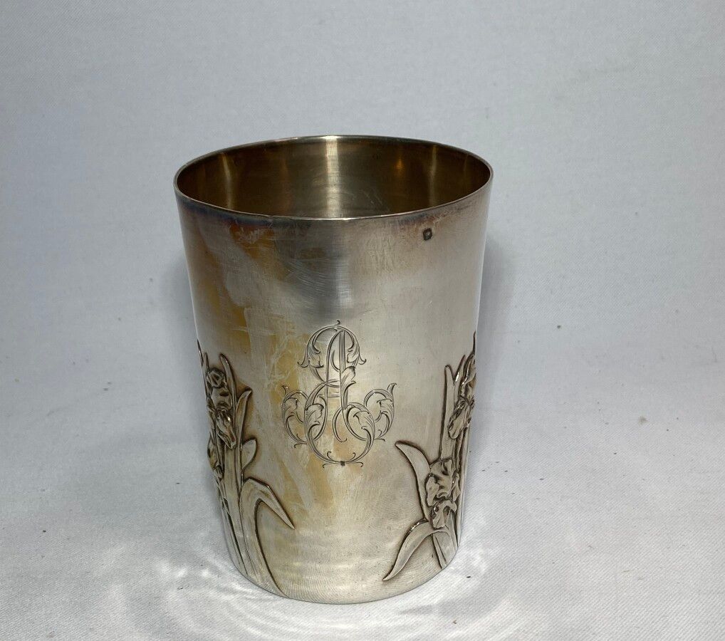 Null TIMBALE in argento liscio con decorazione floreale, inciso

Minerva

H.: 9,&hellip;