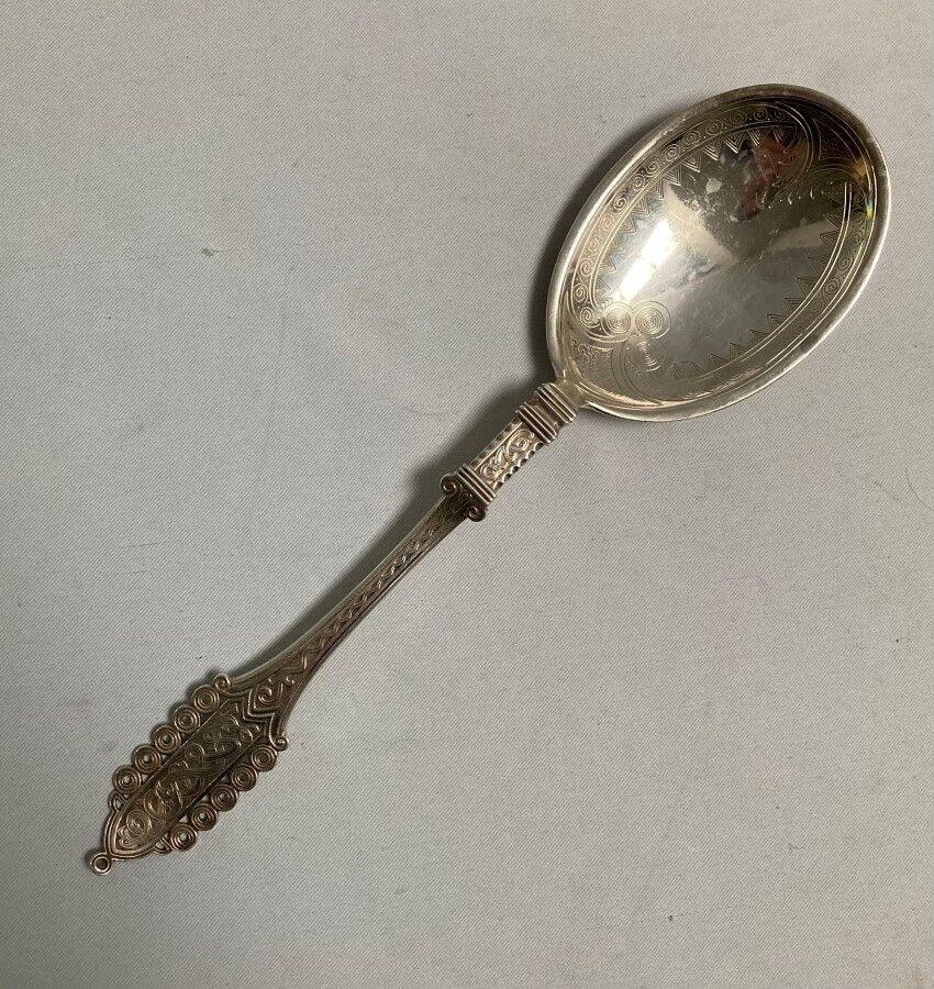 Null 重要的银质服务勺子

丹麦，20世纪

戈德史密斯: P. HERTZ

长：27.5厘米 重量：102克