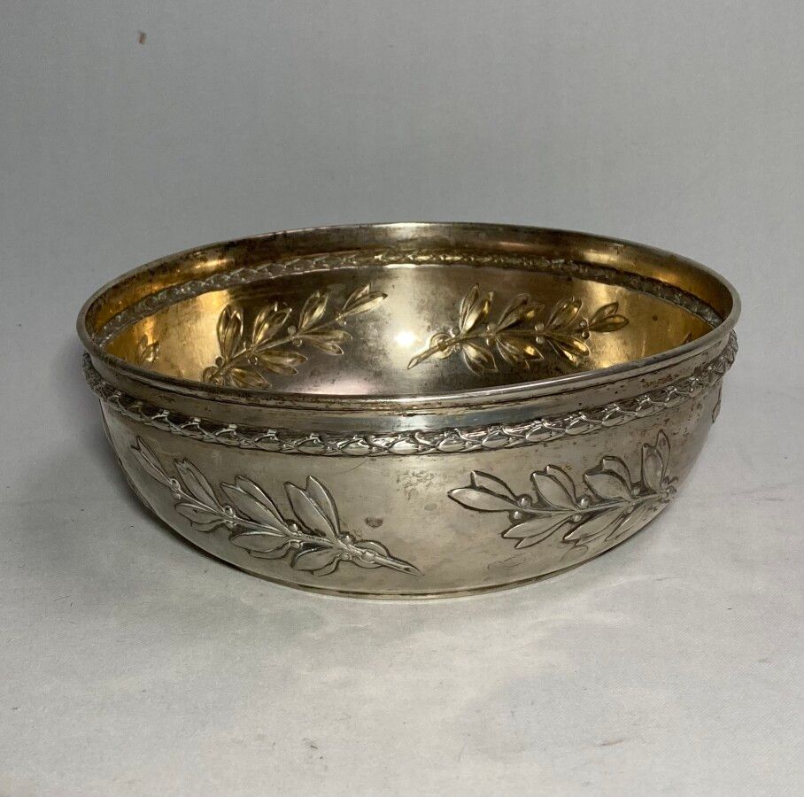 Null JATTE rotonda in argento (826/1000e) con decorazione repoussé di foglie e f&hellip;