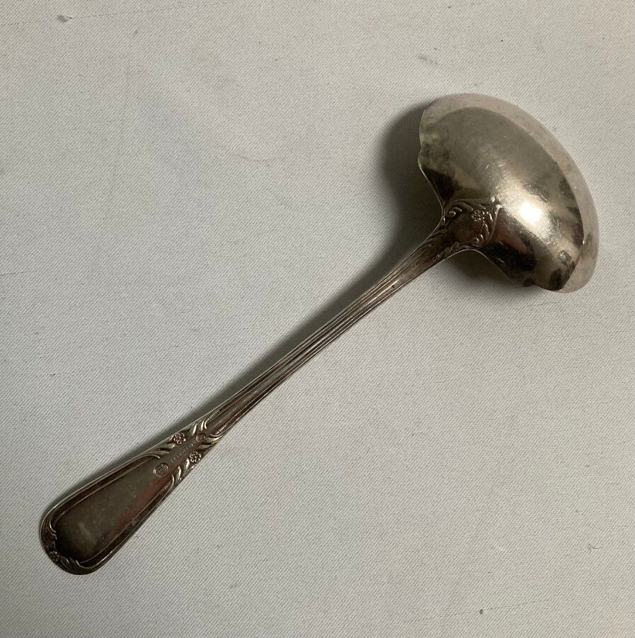 Null SAUCE SPOON in silver

Denmark, 1913

Goldsmith: MOINICHEN

L.: 19 cm Weigh&hellip;