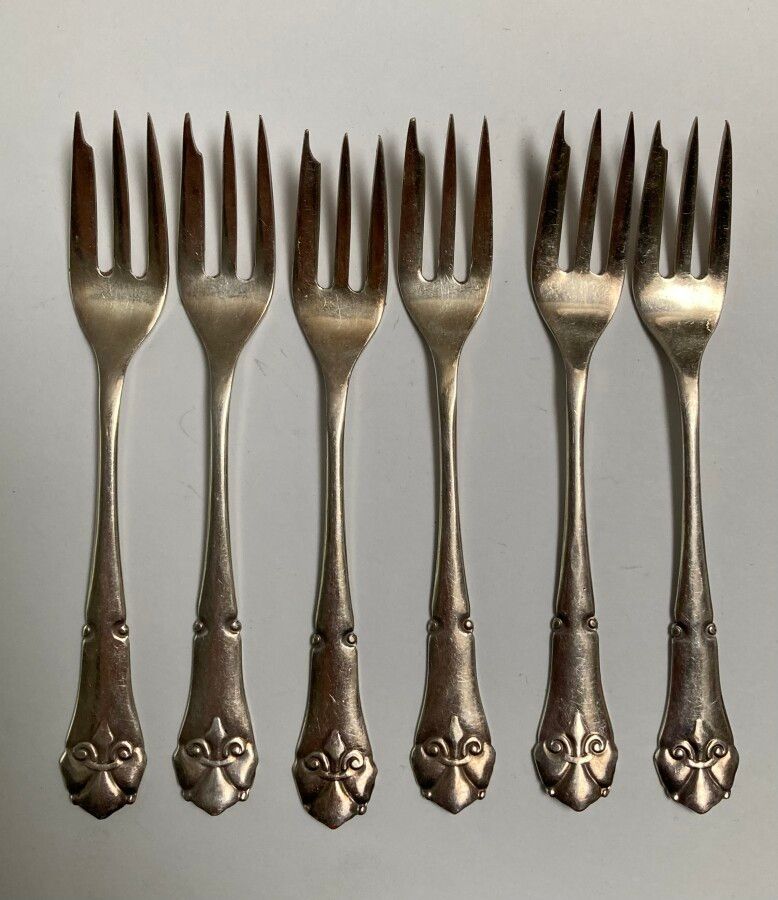 Null Suite of six silver HORSE FORKS

Foreign work

L.: 14 cm Weight: 118 gr