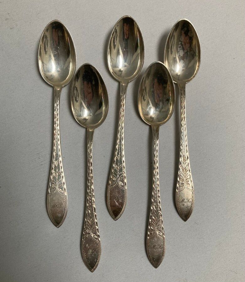 Null Set di cinque cucchiaini da tè in argento, incisi

Danimarca, 1928

Peso: 9&hellip;