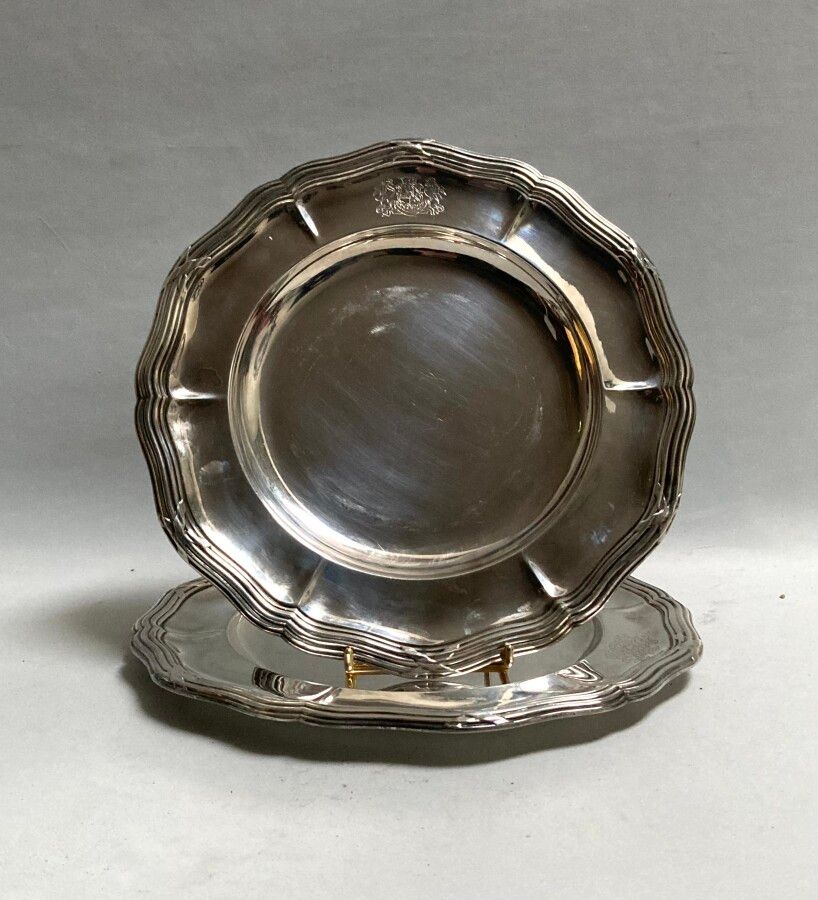Null 一对纯银圆盘，带状设计，刻有伯爵皇冠下的纹章

密涅瓦。Goldsmith: ODIOT

D.：29.2厘米 重量：1公斤 465