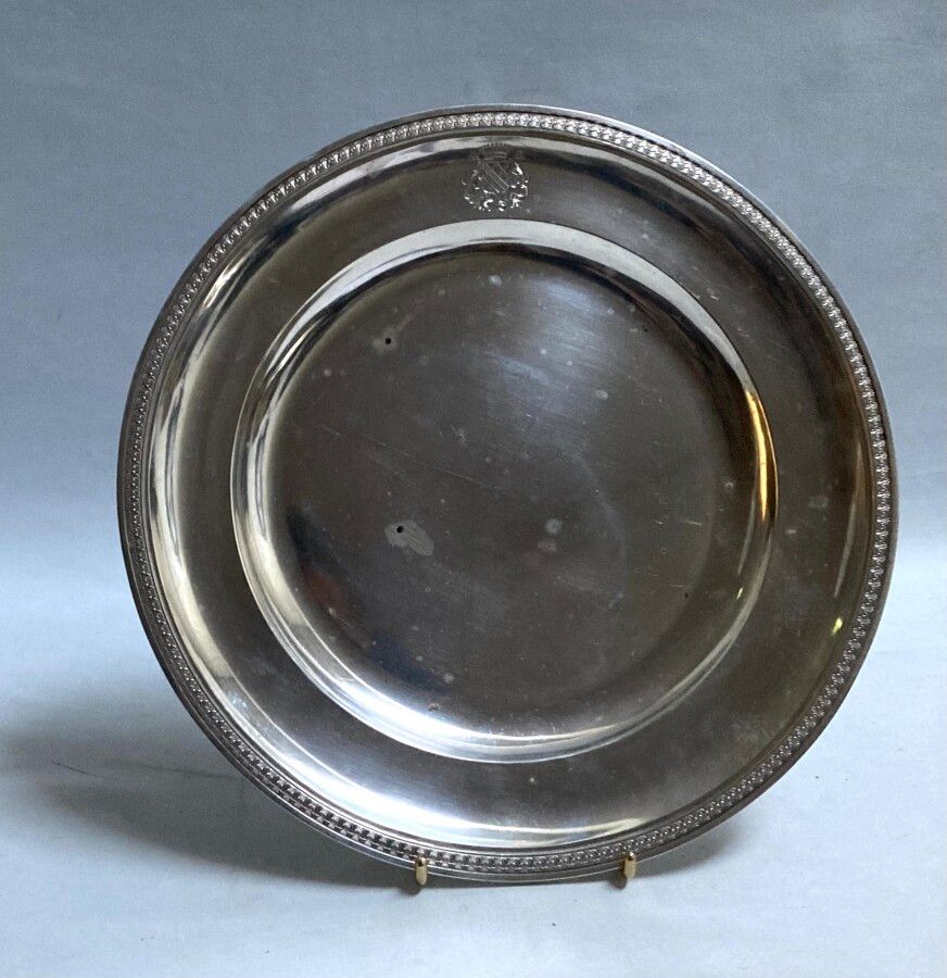 Null 一个圆形的银盘，边框有百合花楣，在伯爵的皇冠下刻有盾形纹章

密涅瓦。金匠：亨利-拉皮尔(1895-1923)

D.：30厘米 重量：754克