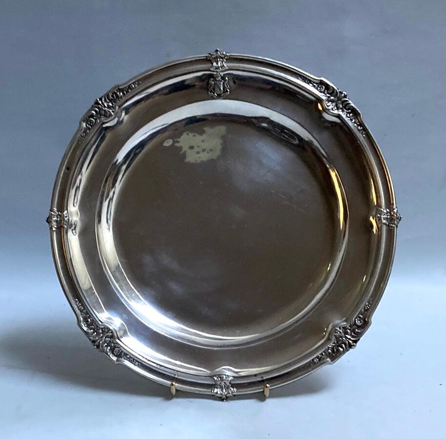 Null Round silver plate, filets and leafy clasps model, with a knight's helmet

&hellip;