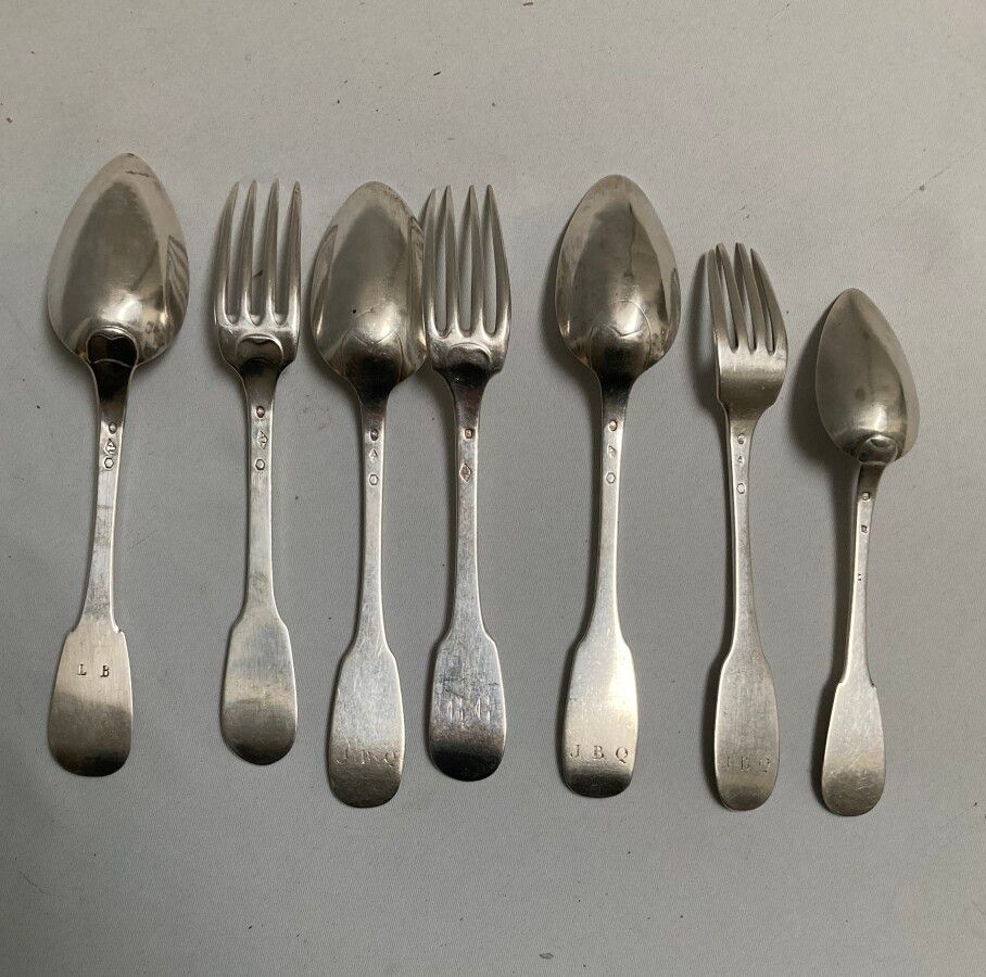 Null 三把银叉子，三把勺子和一把甜点勺子，单板模型，刻字

1819-1838年在米诺尔

重量：404克（部分手柄有磨损）