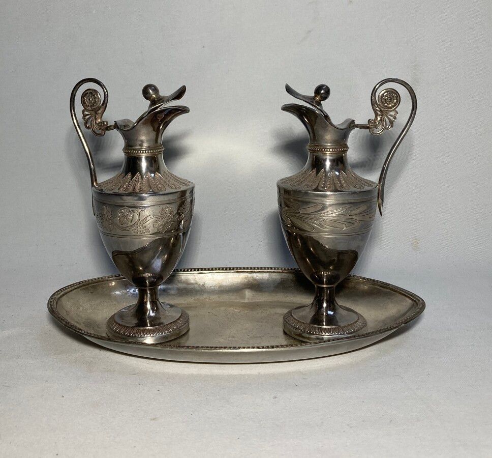 Null Pair of silver cruets and a tray, the cruets on pedestal decorated with a l&hellip;