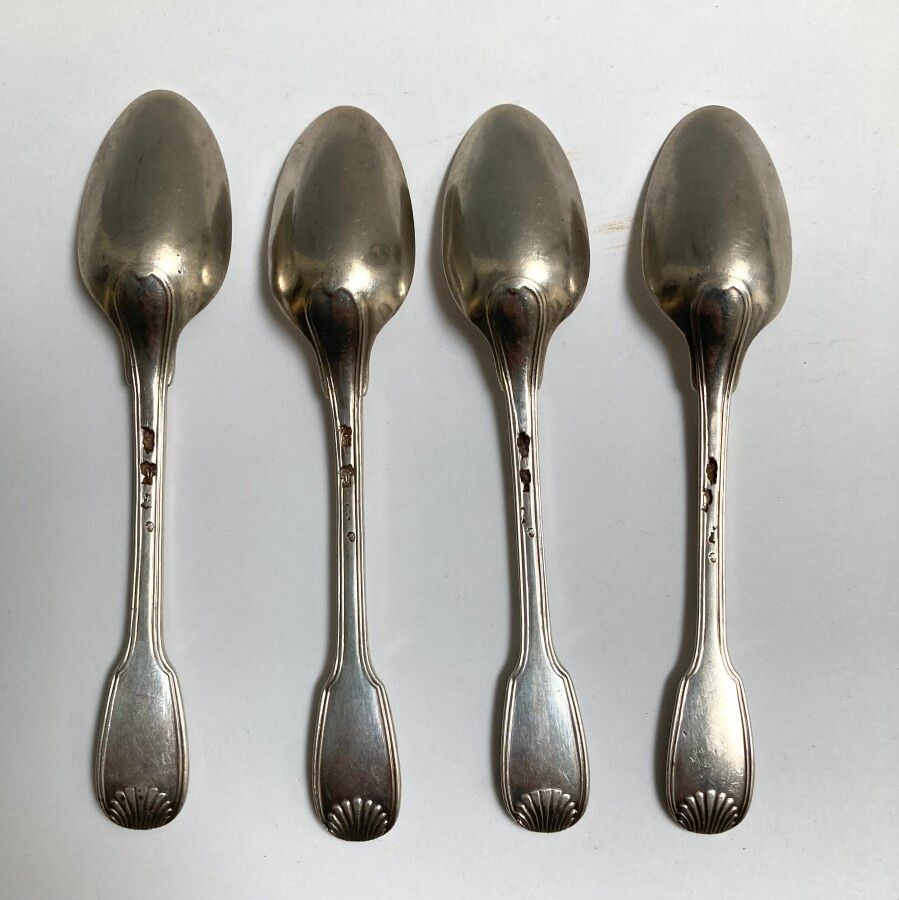 Null 一套四件的银色TEA SPoons, filets and shells模型

可能是巴黎，1782年

长：14.5厘米 重量：128克