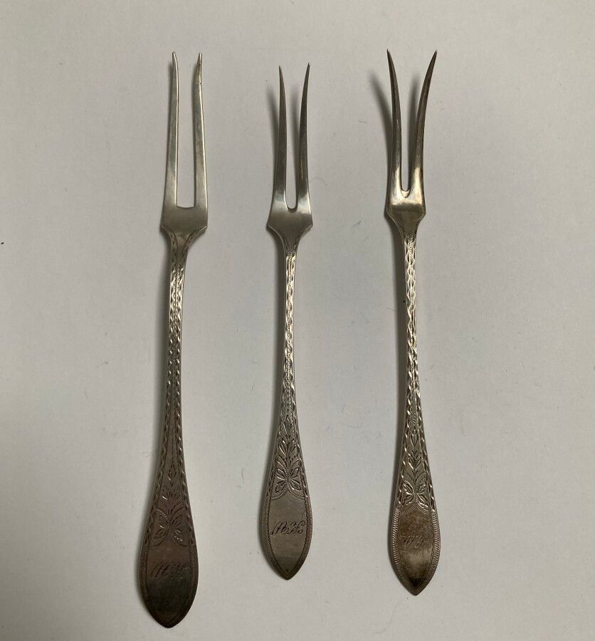 Null Three silver CONDITIONING FORKS, numbered

Denmark, 1907, 1927 and 1930

L.&hellip;