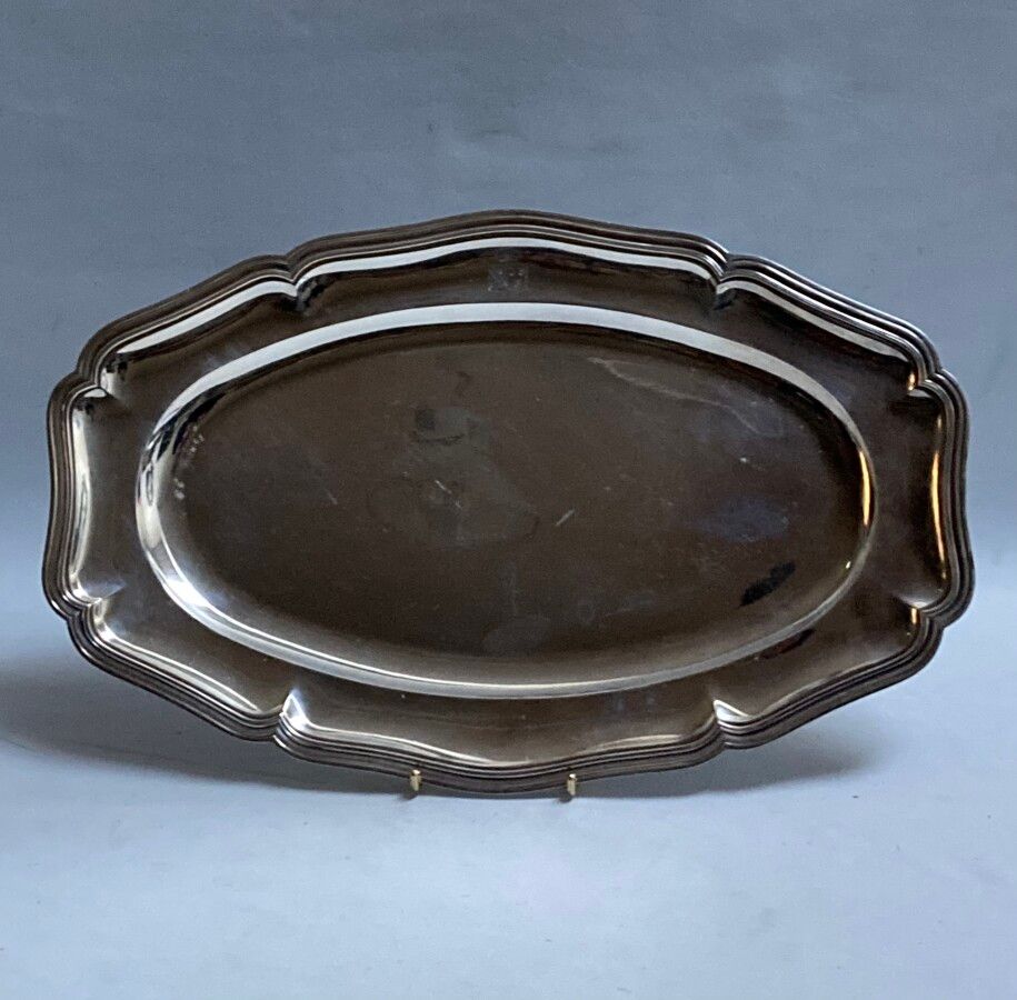 Null Piatto ovale d'argento, modello con contorni a filetti, inciso con uno stem&hellip;
