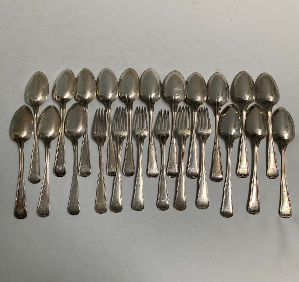 Null 十五把勺子和五把叉子，不同型号，刻有图案

丹麦，20世纪

重量：1公斤 540